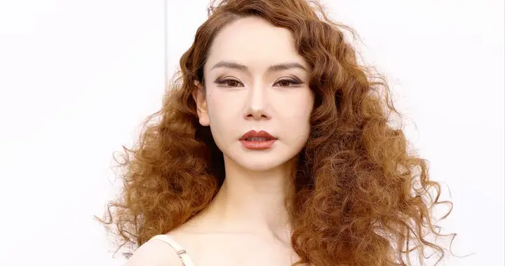 巴黎大秀：戚薇脸垮怪异，娜扎皮包骨，吴千语好美，蔡徐坤帅麻了