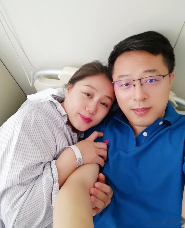 赵立坚妻子秀恩爱合照，这么年轻漂亮是企业家，好有夫妻相！