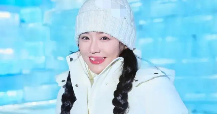 马思纯减肥成功后大变样！穿白色收腰羽绒服+毛线帽，简约又减龄