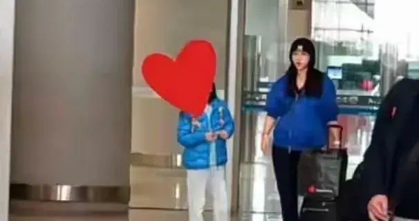 汤唯一家三口回京过年，素颜无口罩，被拍态度太真实