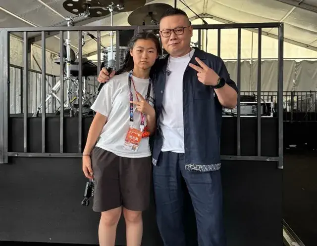 岳云鹏五一携13岁女儿工作