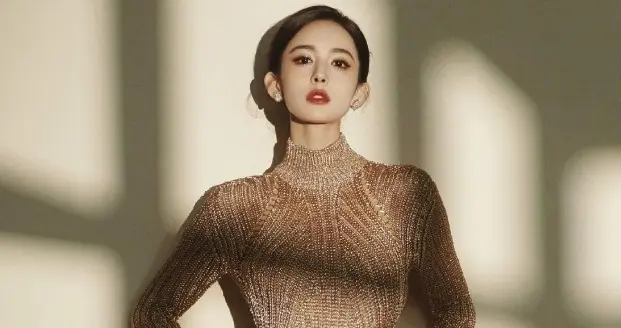 古力娜扎，金色礼服大露背，深情款款的眼神杀。