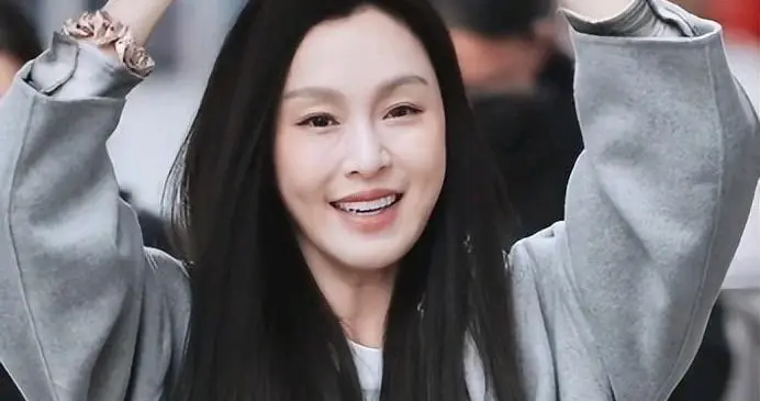 50岁范玮琪医美过度，面部人工感明显，女神到底也是老了