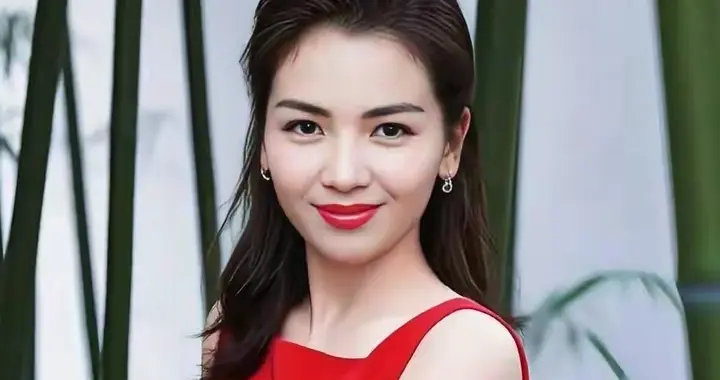 刘涛户外背带红裙搭车配美景，自然背景都成了衬托美的很高级时尚