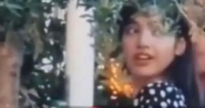 Lisa在公共场合向三公子撒娇，三公子则宠溺地摸她的头，粉丝破防