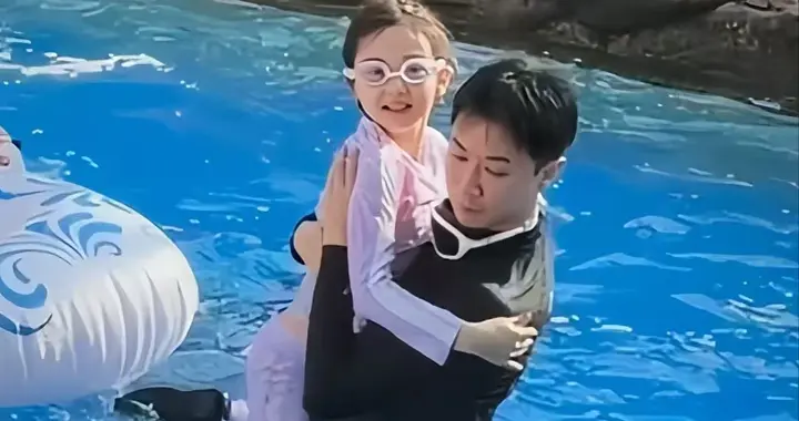 小酒窝牵继父手三亚玩水，张维伊抱她很有分寸，董璇二婚眼光不错