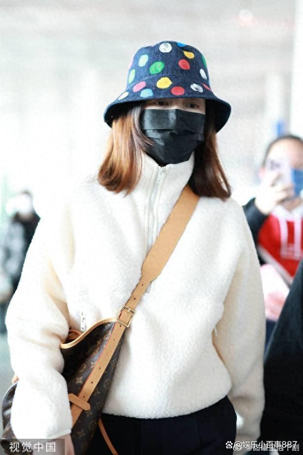 王鸥产后首次公开露面，身材略显走样，或许是产后恢复尚未完成