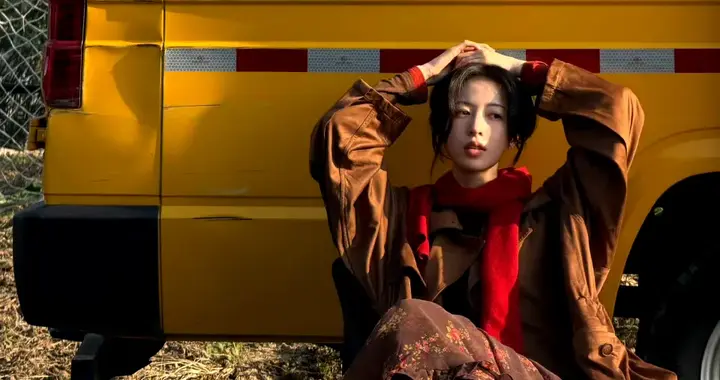 周雨彤复古文艺穿搭日常look，长款棕色风衣与同色系碎花半裙叠搭