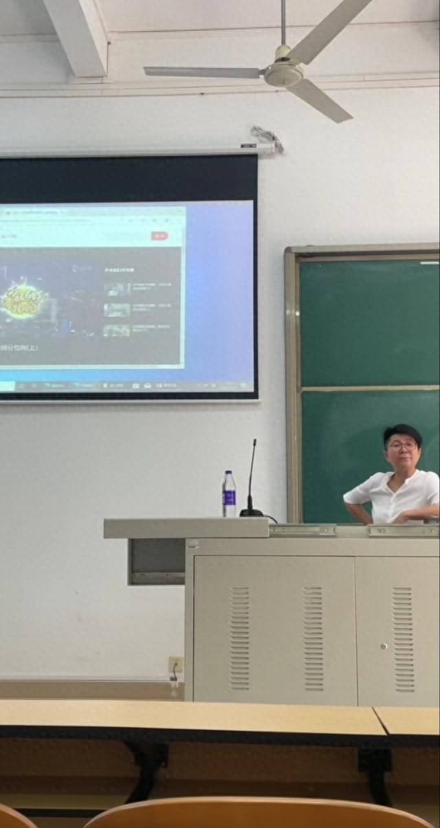 《外来媳妇本地郎》当中的吴多美，如今的她已成为一名大学教师