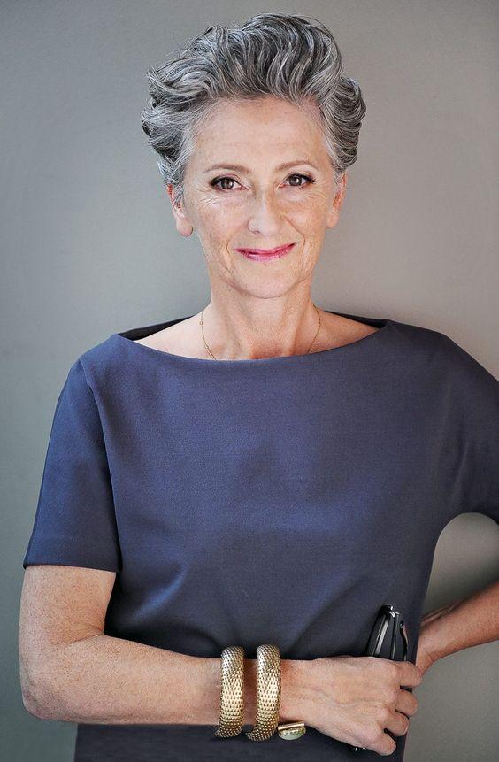 50多岁女性换发型记住这三点，剪短推边烫纹理，头发灰白也很美