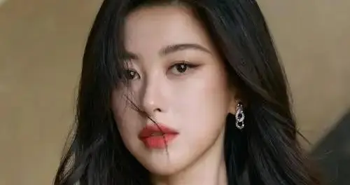 看完翁青雅采访翻车，再看朱珠当主持人时期，没有对比就没有伤害