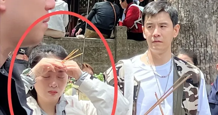 47岁小李琳两口寺庙被遇，虔诚叩拜被疑求子，小8岁老公帅的亮眼