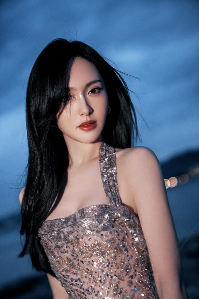 唐嫣挂脖式亮片透纱裙熠熠生辉