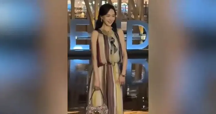 42岁唐嫣出席活动美神降临，本人又高又瘦，小小的脸上全是五官