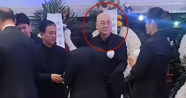陈丽华追悼会现场！迟重瑞憔悴眼睛哭肿让人心疼，继子赵勇在旁边