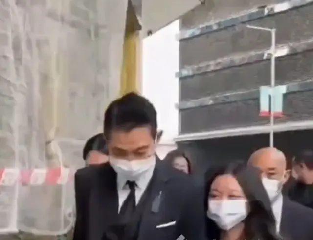 刘德华女儿炫爸遭疑 同学不信身份要证据