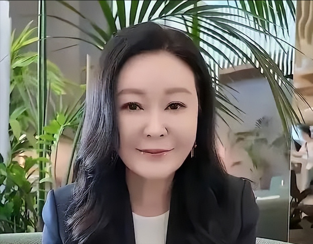 吃相难看！著名主持微笑悼念朱媛媛，趁机带货遭痛骂喜提全网塌房