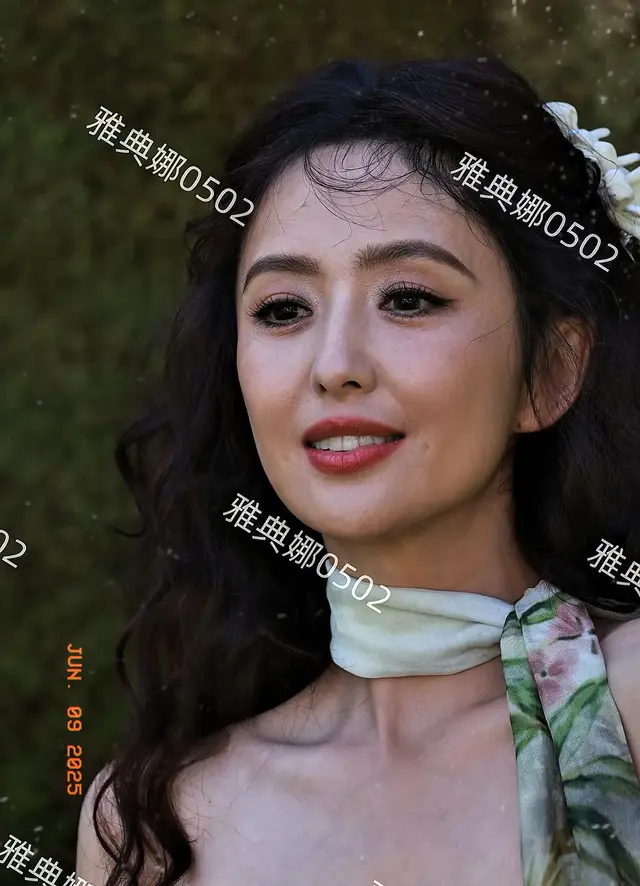 佟丽娅打扮得很少女状态却差强人意，跟章若楠坐一起对比太明显了