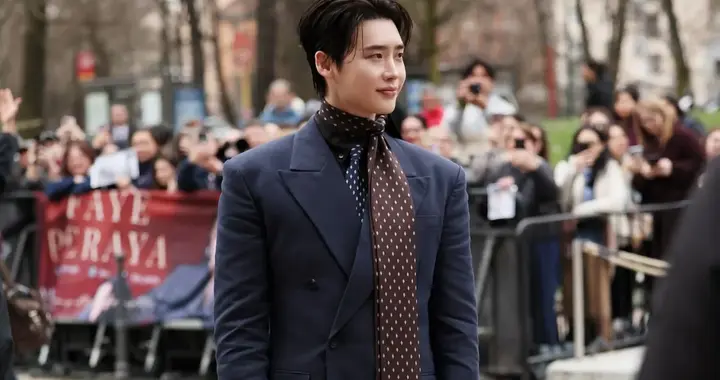 李钟硕米兰看秀生图，穿西装身材像双开门冰箱，发腮明显回不去了