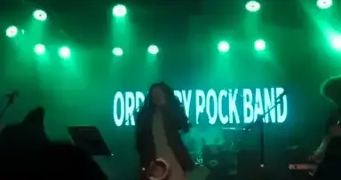 摇滚歌手阿珍因电动座椅架挤压身亡