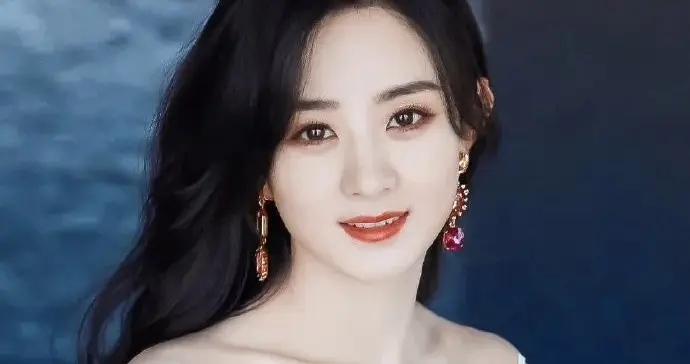 赵丽颖仙气飘飘抹胸裙，锁骨杀甜度爆表！这谁顶得住啊