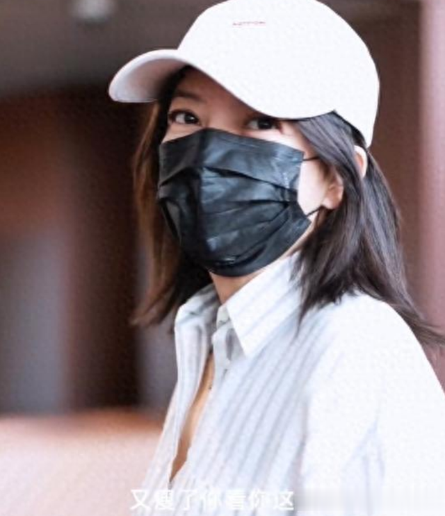赵薇罕见现身北京，穿透视衬衫浑身松弛，被偷拍后黑脸立马躲开