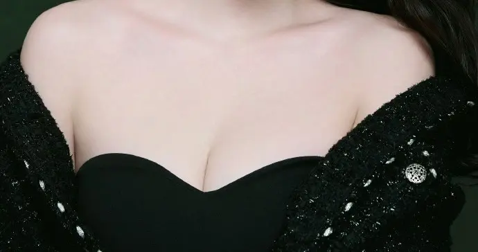 演员赵昕黑色抹胸裙写真，这身材太顶了