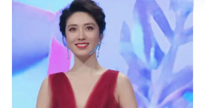 何卿分享最新美照并配文，一些东方跨年的点点滴滴