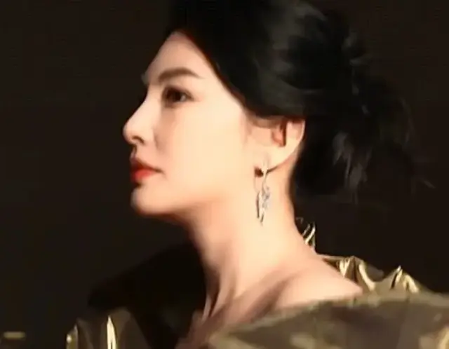 张雨绮还是美的太全面了，一出场就秒杀贾静雯 还甩了黄圣依一条街