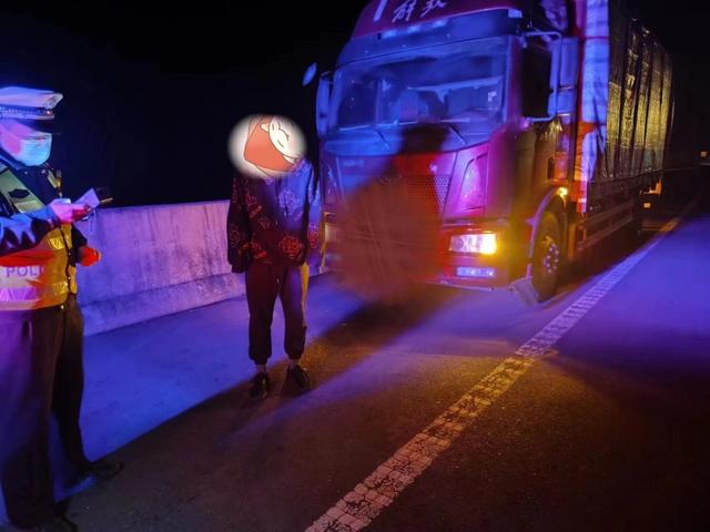 高速上停车酣睡，民警敲车门叫不醒