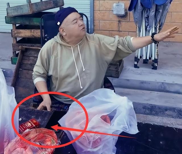 曾经是明星，如今成了摆摊小贩，这4位落魄明星，一个比一个卑微