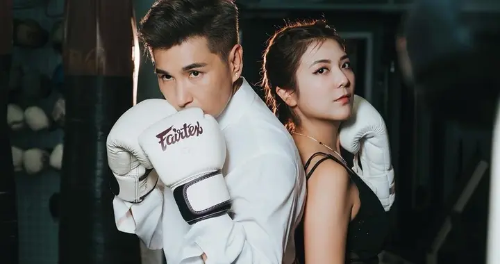 TVB陈展鹏与妻子单文柔庆结婚七周年写真，好有创意结婚纪念日拳