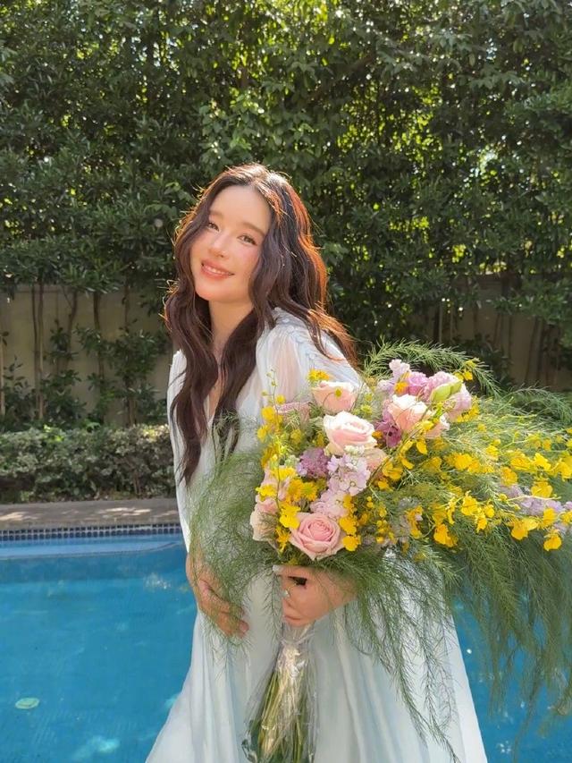 演员阚清子官宣怀孕，大肚写真曝光，比孕前胖一圈仍然很美