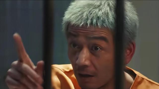 没想到，丑闻缠身，被嘲油腻的杨烁，竟然在42岁又开始走上披路了