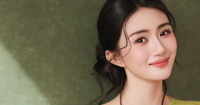 演员赵昕绿色露肩装穿搭，这锁骨真美