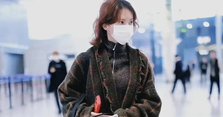 金晨现身虹桥机场，一头小卷毛像是刚睡醒，发量稀疏看着有点秃