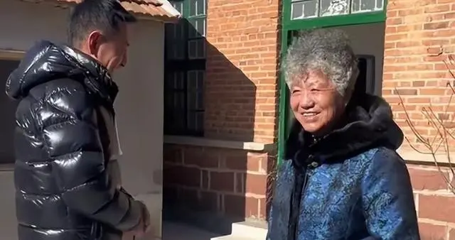 郭晓东夫妇回山东老家，程莉莎穿高跟鞋下地刨白菜，老家平房老旧