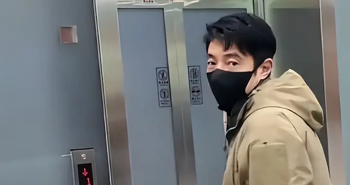 撒贝宁一家走完亲戚返京！老婆蜂腰翘臀太漂亮，龙凤胎身高不随爹