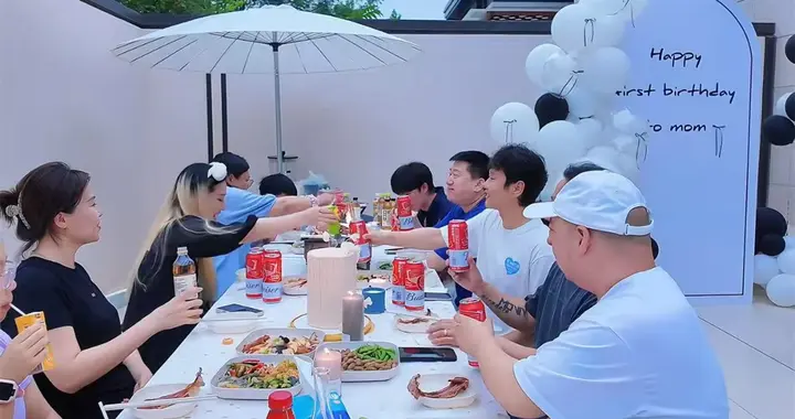 德云社孟鹤堂在家聚会，给妻子庆生，院内烤全羊，张鹤伦亲自上手