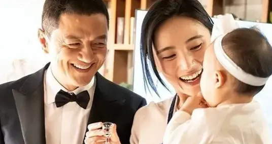 李亚鹏和海哈金喜离婚！5月份还在一起，欠债和丧偶式育儿是关键