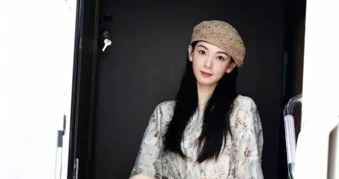 陈瑶下班戴者来女送的镯子