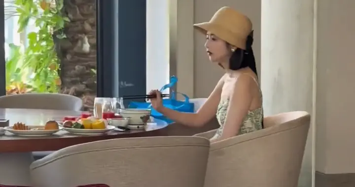偶遇颖儿在三亚酒店吃早餐，度假风打扮好美，7岁女儿小月亮也在