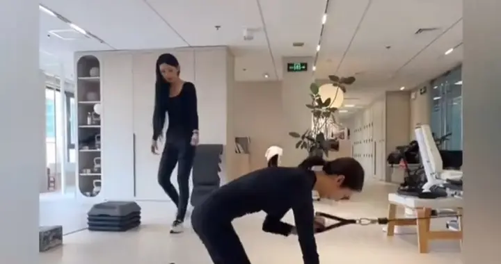 同框暴击！李纯杨幂健身房偶遇，自律女神的碰撞太绝了