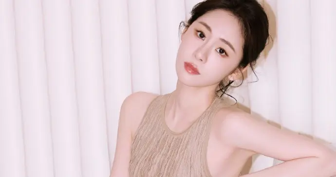 张碧晨这身浅卡其色的针织裙，软乎乎的还显腰细，真美