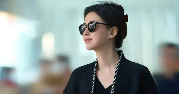 朱珠机场私服真高级！黑色大衣+白色阔腿裤+乐福鞋，时髦又洋气！