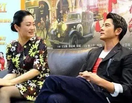 陈红遇到郭富城，因为中年发福发腮而显得很拘束，像他小3岁的姐