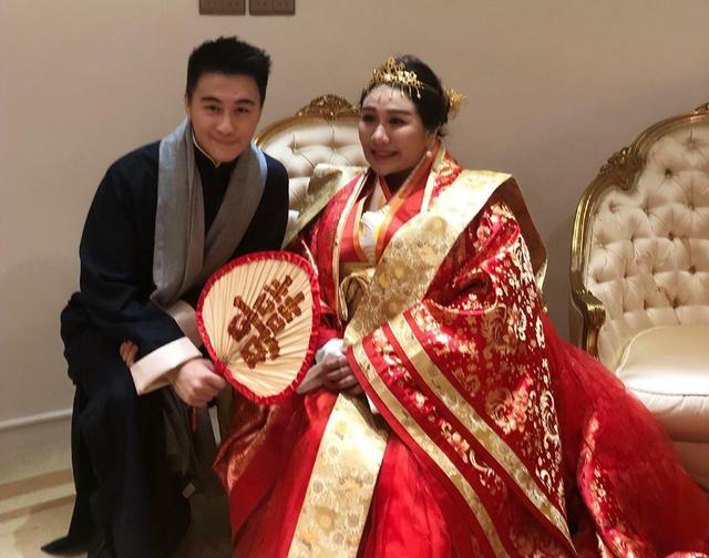 赌王的女儿何超盈：倒贴14亿下嫁东北小伙，结婚5年被丈夫宠成宝