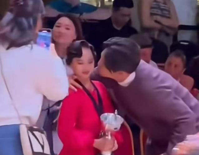 孙俪女儿夺得舞蹈比赛冠军，突然被男老师亲吻，小姑娘当时没躲开