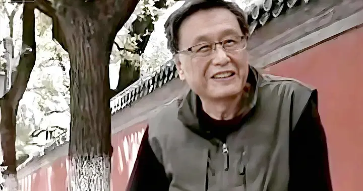 他72岁独居离婚未再婚，每月寄钱前妻20年，没人懂他为何从不解释