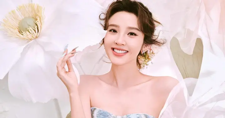 唐艺昕，优雅蓝裙穿搭，这精致感太美了。